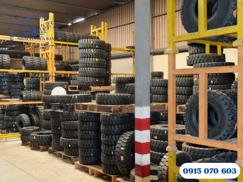 Kho hàng của An Phát luôn sẵn kho vỏ xe nâng đủ kích cỡ