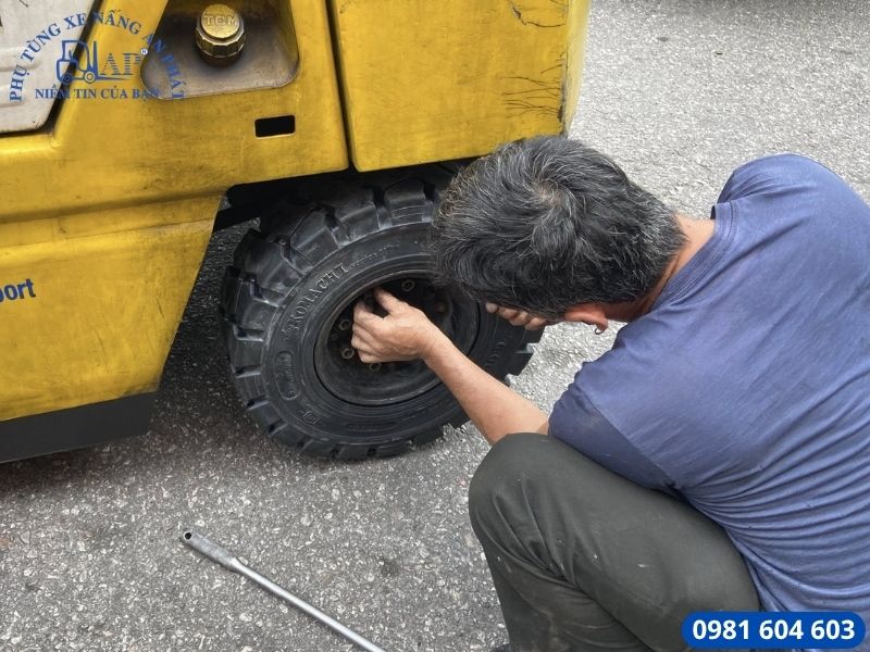 Cách thay lốp xe nâng đúng kỹ thuật