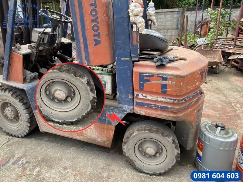 Cận cảnh lốp xe nâng bị hao mòn 
