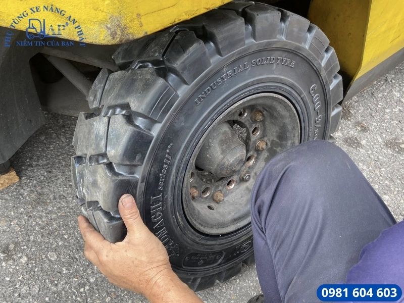 Điều chỉnh lốp xe nâng khi thay thế