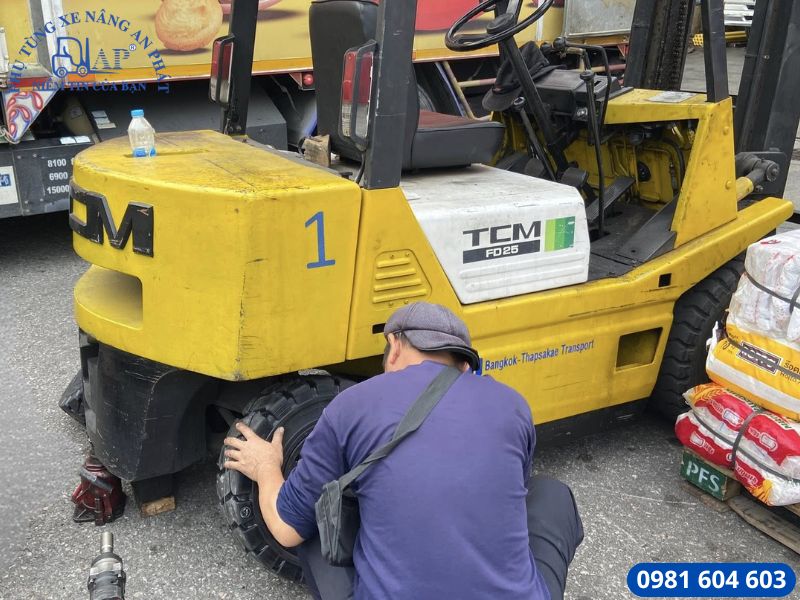 Kiểm tra độ bền lốp xe nâng hàng