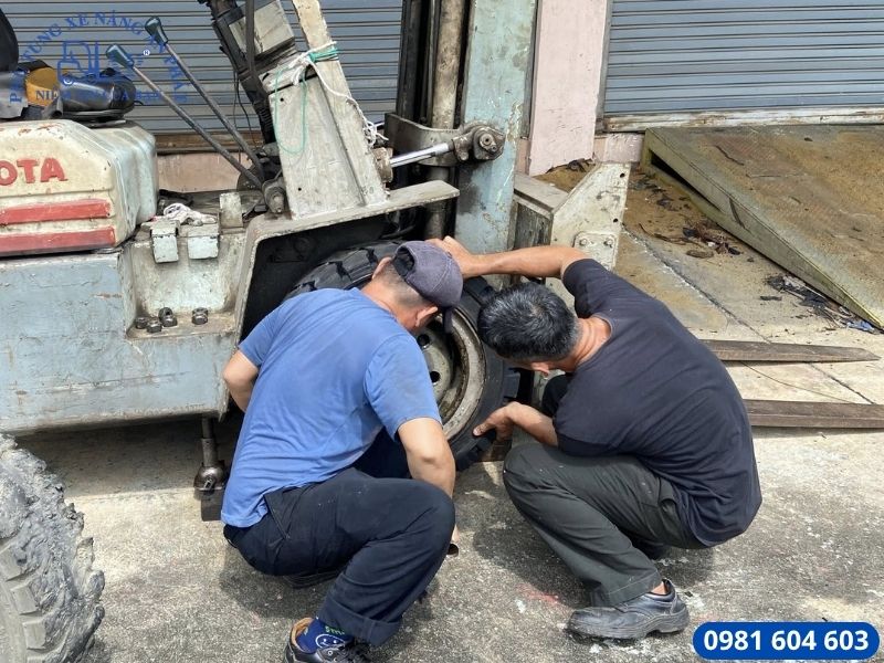 Kỹ thuật thay lốp xe nâng hiệu quả