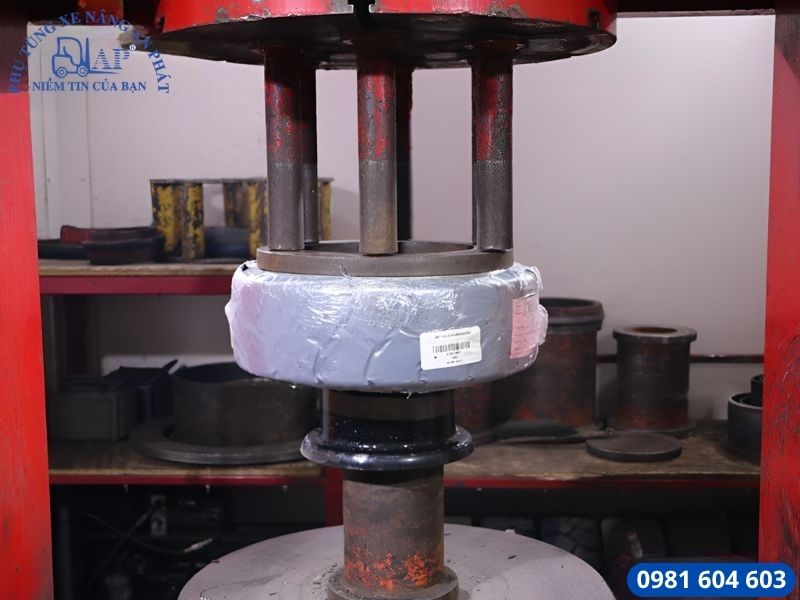 Quy trình ép lốp xe nâng - Ép vỏ xe nâng
