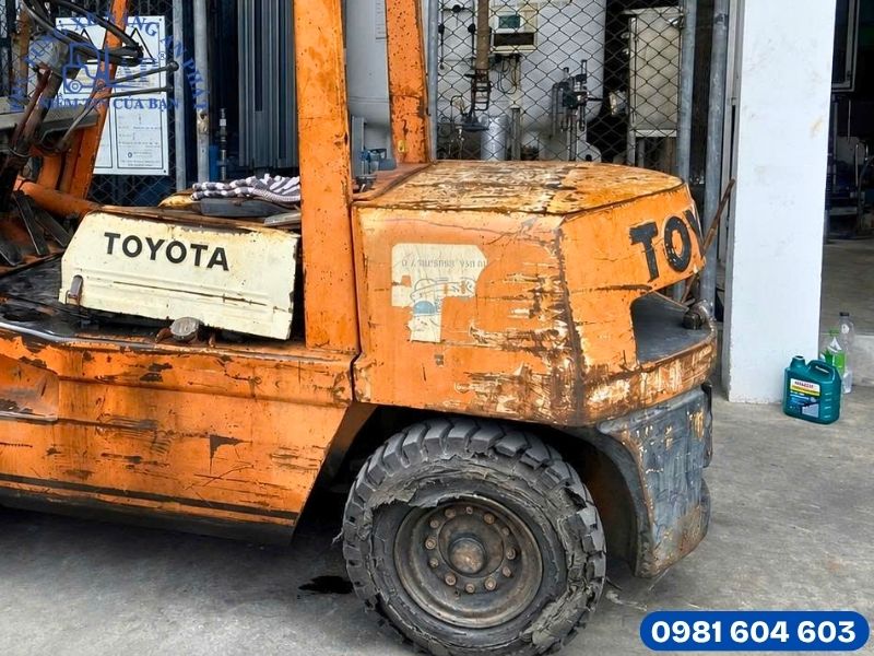 Vỏ xe nâng Komachi bị bong cao su