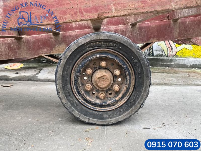 Hậu quả chọn sai lốp xe nâng để thay thế