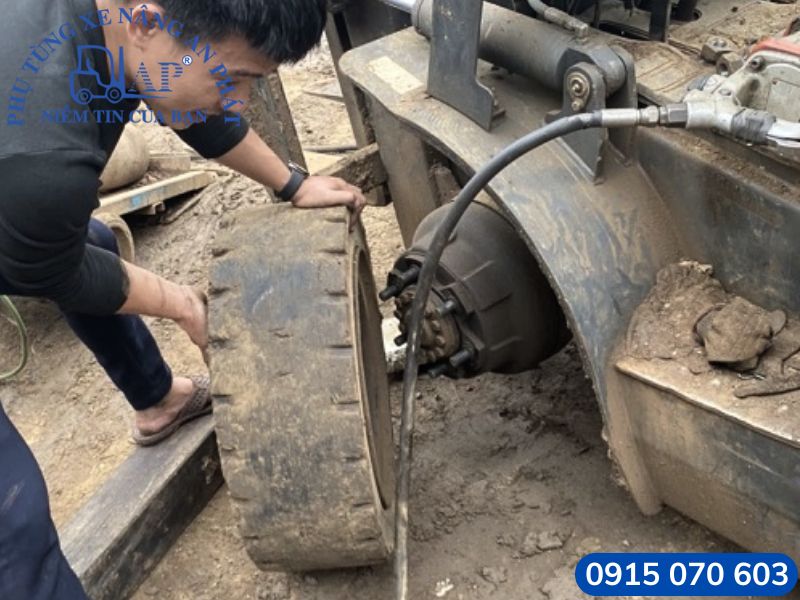 Thực hiện thay vỏ xe nâng tại nhà