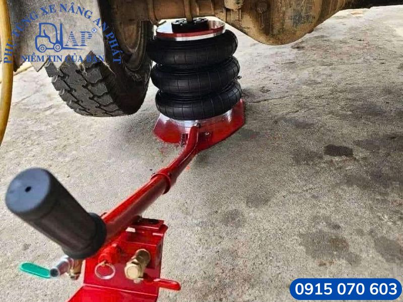 Kích nâng xe nâng - Chuẩn bị thay lốp xe nâng