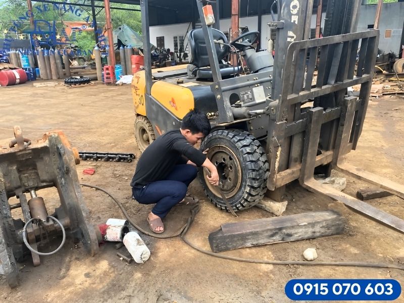 Quy trình lắp đặt vỏ xe nâng đúng cách