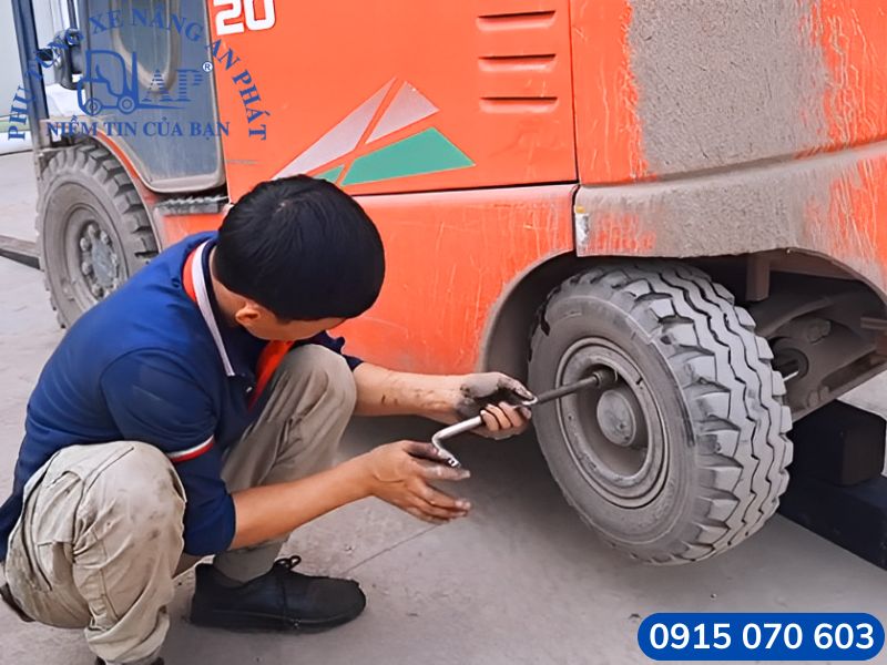 Quy trình thay vỏ xe nâng hàng chi tiết