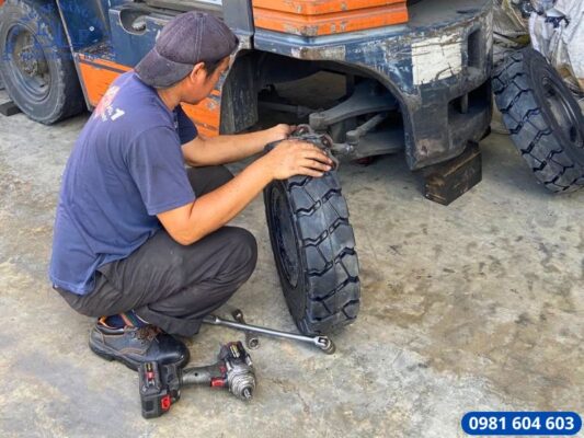 Thay mới vỏ xe nâng hỏng tận nơi