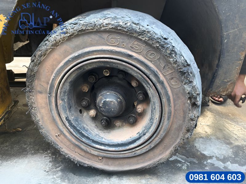 Ảnh thực tế vỏ xe nâng bị hao mòn - bong cao su