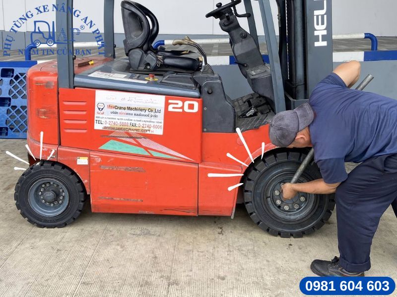 Cận cảnh thợ thay mới vỏ xe nâng chính hãng