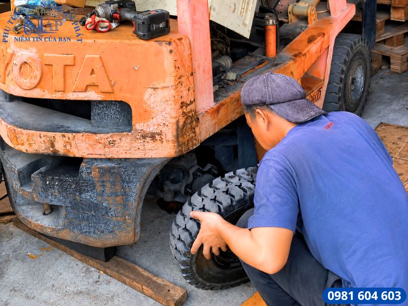 Kỹ thuật thay vỏ xe nâng tại xưởng