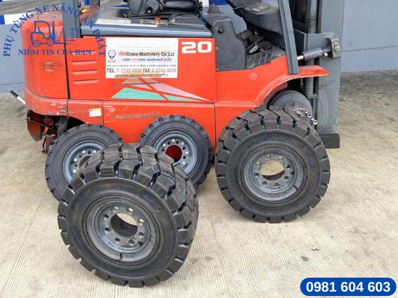 Lốp xe nâng mới chuẩn bị thay thế trên xe