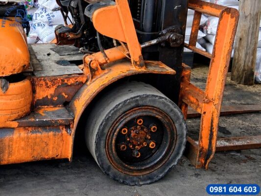 Vỏ xe nâng bị mòn cần thay