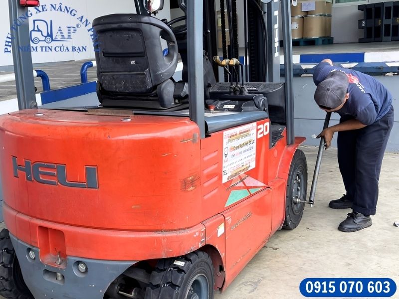Bảo dưỡng định kỳ vỏ xe nâng nhập khẩu tại An Phát