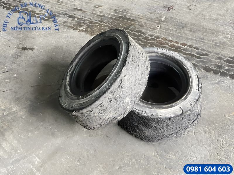 Lốp xe nâng lão hóa bong tróc cao su