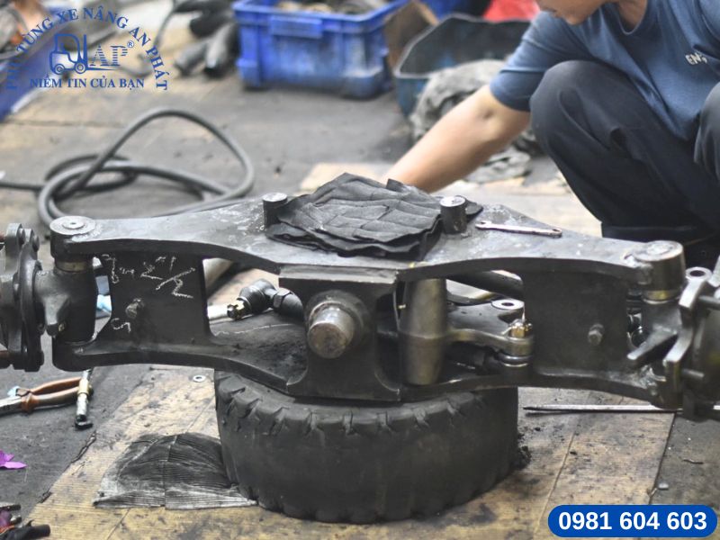 Đại tu sửa nhanh hệ thống lái xe nâng điện Komatsu trong ngày