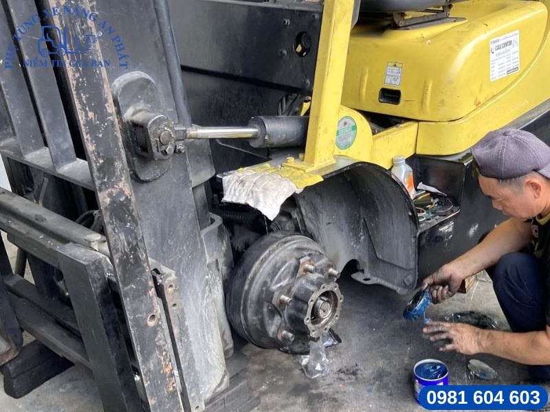 Kiểm tra bảo trì xe nâng điện Komatsu