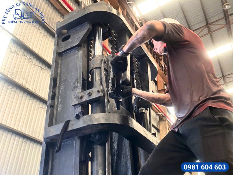 Kỹ thuật viên trực tiếp thay xích tải xe nâng hàng