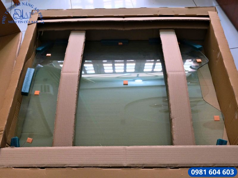Soạn kính cabin sau xe nâng mới về cho khách